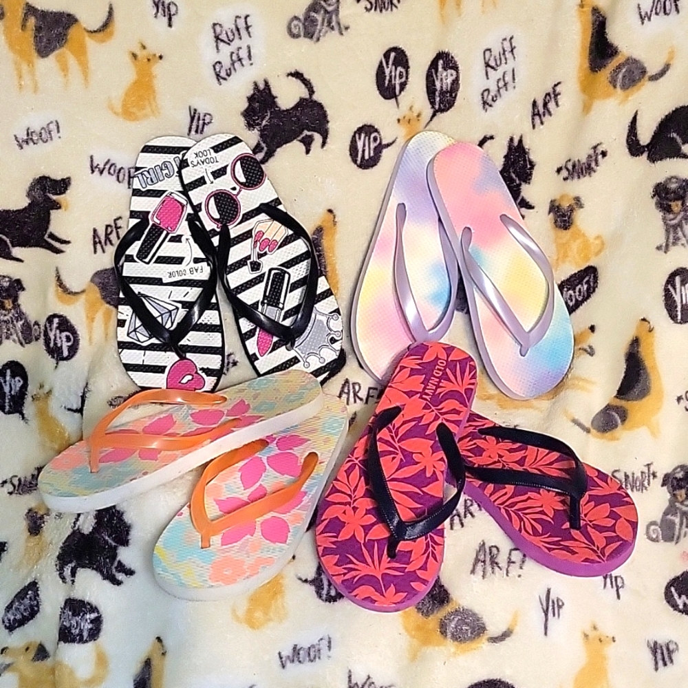 Set of 4 Pairs of Patterned Flip Flips (Size 13Y)
